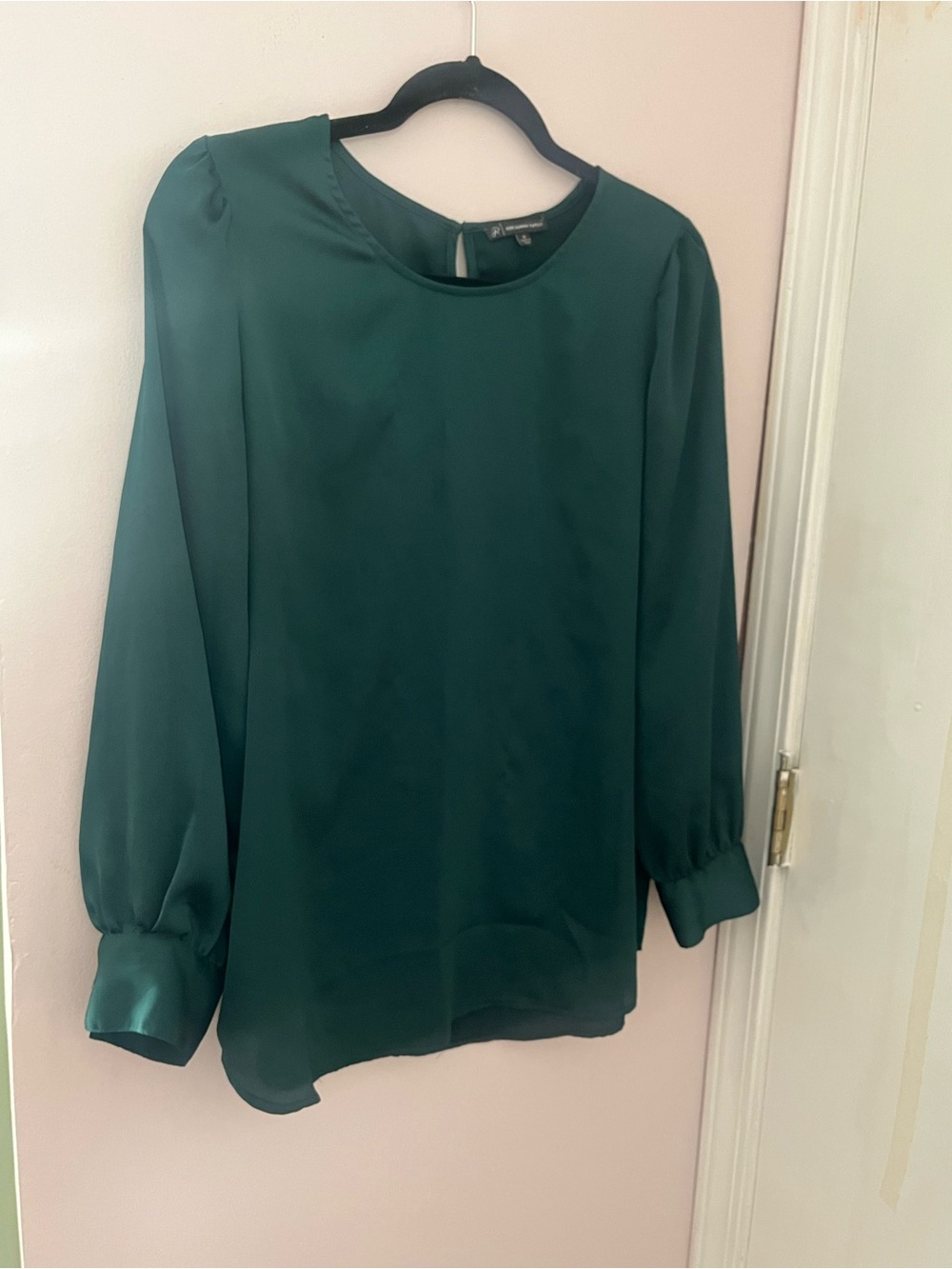 Adrianna Papell Blouse

• silky 
• flowy
• boho